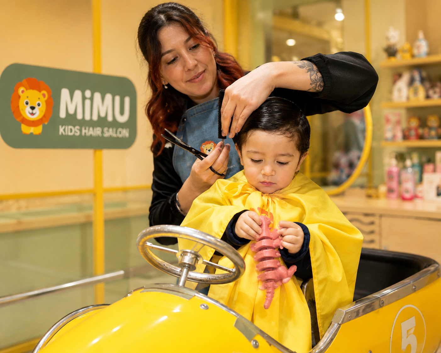 Peluquera de Mimu cortando el pelo a un niño mientras juega