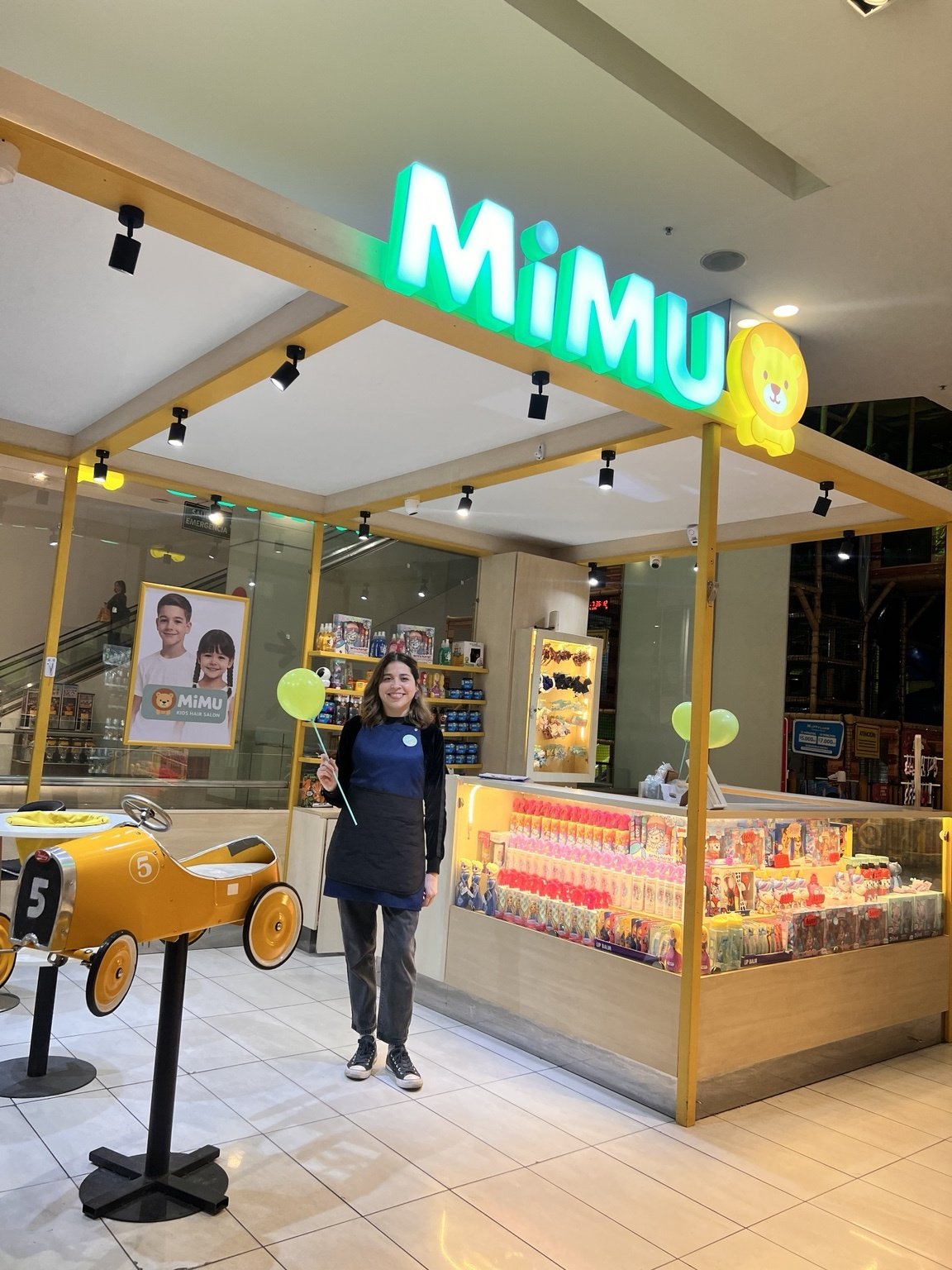 Local real de Mimu Los Dominicos con personal Mimu y globos