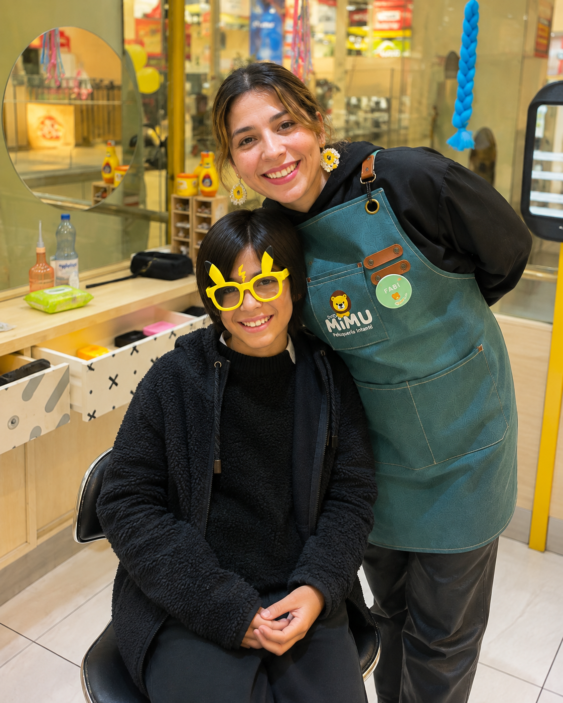 Fabi junto a un niño con lentes amarillos en Mimu Kids