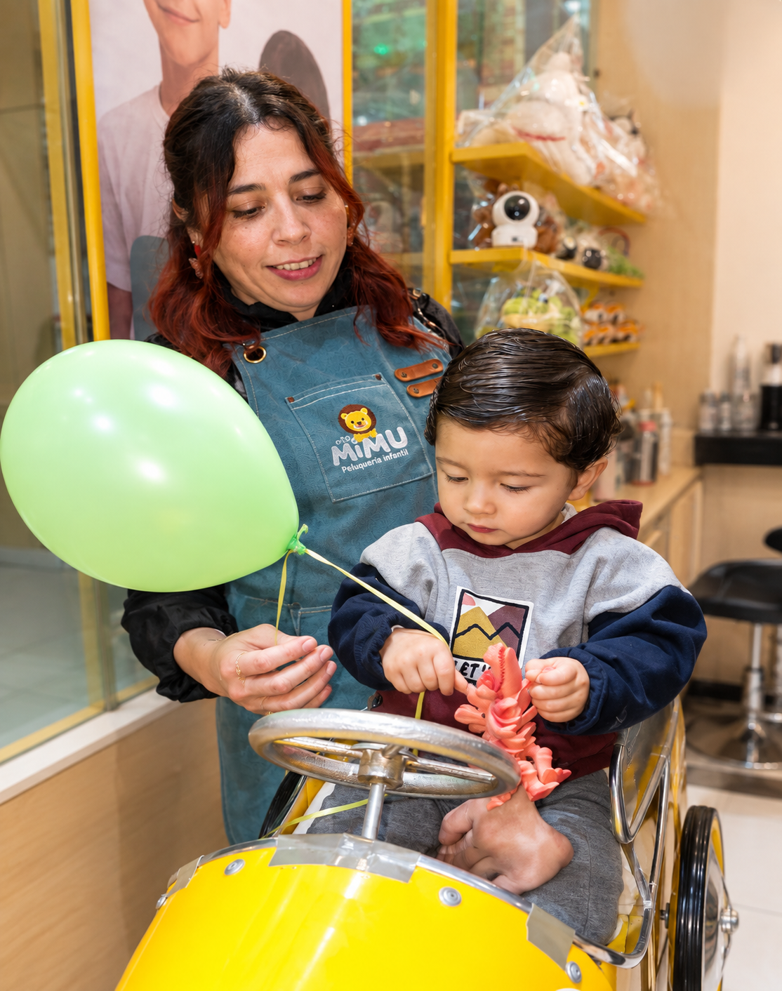 Fabi acompañando a un niño con un globo en Mimu Kids